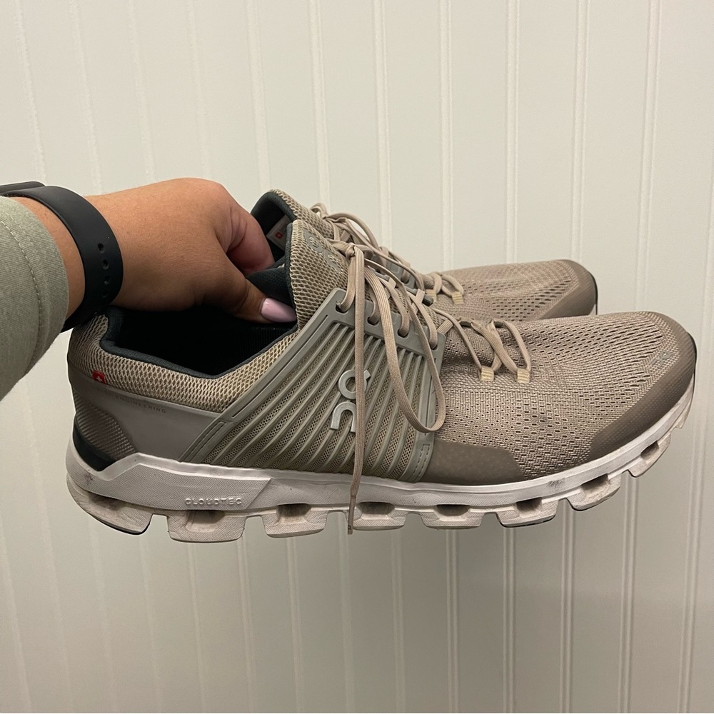 On Running Men’s Cloudswift Sneaker in Sand/Grey Sz 14